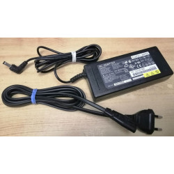 Nagy teljesítményű gyári laptop adapter.