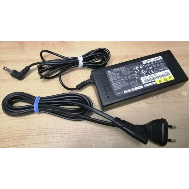 Nagy teljesítményű gyári laptop adapter. Nagy teljesítményű gyári laptop adapter.