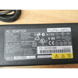 Nagy teljesítményű gyári laptop adapter.