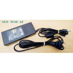 Nagy teljesítményű laptop adapter.
