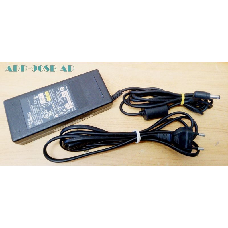 Nagy teljesítményű laptop adapter. Nagy teljesítményű laptop adapter.