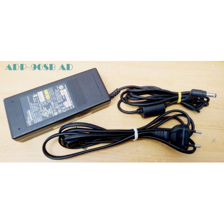 Nagy teljesítményű laptop adapter.