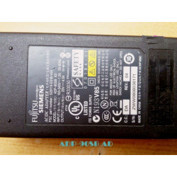 Nagy teljesítményű laptop adapter.