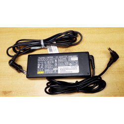Nagy teljesítményű laptop adapter.