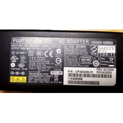 Nagy teljesítményű laptop adapter.